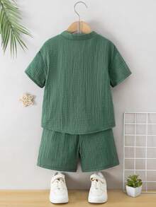 SHEIN Explorewe 小男孩 2 件套 100% 純棉紗布套裝，綠色 V 領 Henley 短袖上衣與鬆緊腰短褲，透氣休閒夏季套裝 - 墨綠色 - 查看 2