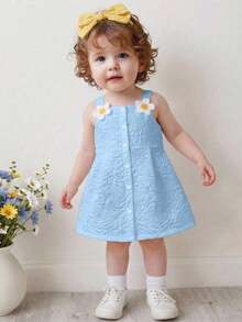 SHEIN Playful Pals 这款女婴白色提花无袖连衣裙，正面饰有一排白色纽扣，肩部点缀两朵3D白色玫瑰，修身A字廓形，方形肩带，复古又不失优雅，适合派对、庆典、节日以及春夏外出和返校穿着。 - 藍色 - 查看 10