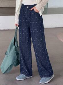 SHEIN Jeans de mezclilla casuales de moda dulce para niñas con moño, corazón y rayas de jacquard, cómodos de pierna ancha, cintura elástica plana, diseño de bolsillos, adecuados para el uso diario de niñas - Azul lavado oscuro - Ver 6