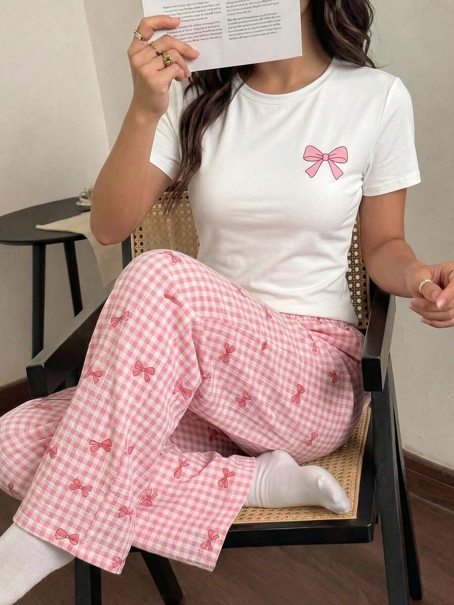 女童白色圓領短袖寬鬆上衣,胸前粉色蝴蝶結印花,搭配泡泡克雷普粉色與白色格紋蝴蝶結印花梭織面料,舒適柔軟材質,Ins風極簡居家休閒2件式睡衣套裝 - 粉色 - 查看 1