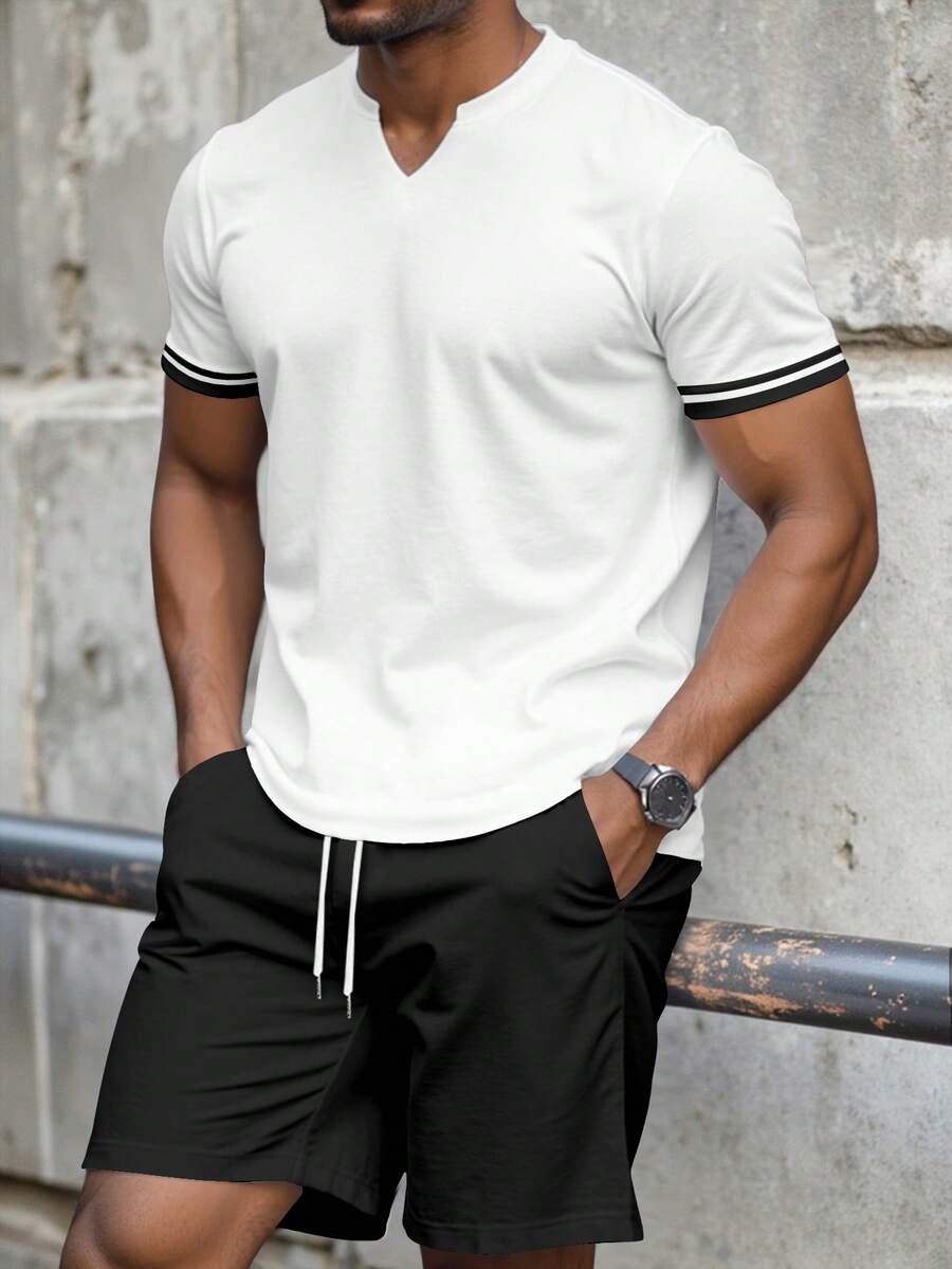 Manfinity Homme Bộ áo thun cổ chữ V xẻ nam tính và quần short thường ngày cho nam - Đen và trắng - Xem 1