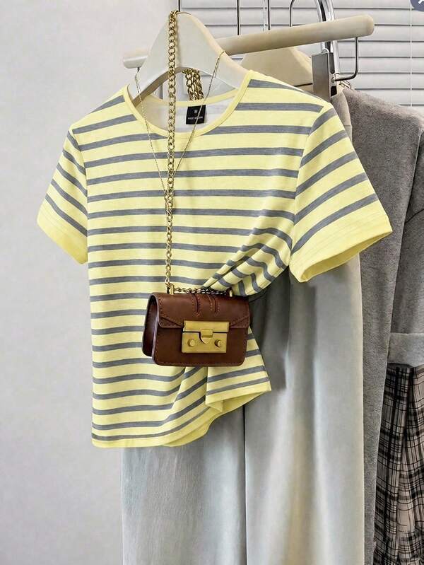Muvela Camiseta de mujer de manga corta, cuello redondo, ajustada, con rayas de contraste amarillas y grises, de estilo minimalista casual, adecuada para primavera/verano