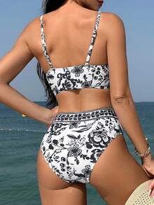 SHEIN Swim 女款夏季海灘花卉印花飾邊短版吊帶上衣與三角比基尼泳褲套裝 - 黑與白 - 查看 2
