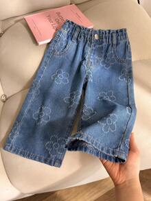 SHEIN Genkimix Kids 嬰幼兒女童夏季新款花卉刺繡時尚腰部設計寬鬆寬腿牛仔褲休閒百搭簡約直筒水洗中藍色舒適軟棉牛仔褲適合度假日常出遊上學通勤聚會居家節慶完美選擇 - 藍色 - 查看 1