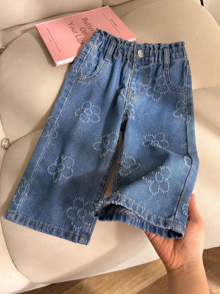 SHEIN Genkimix Kids 嬰幼兒女童夏季新款花卉刺繡時尚腰部設計寬鬆寬腿牛仔褲休閒百搭簡約直筒水洗中藍色舒適軟棉牛仔褲適合度假日常出遊上學通勤聚會居家節慶完美選擇 - 藍色 - 查看 1