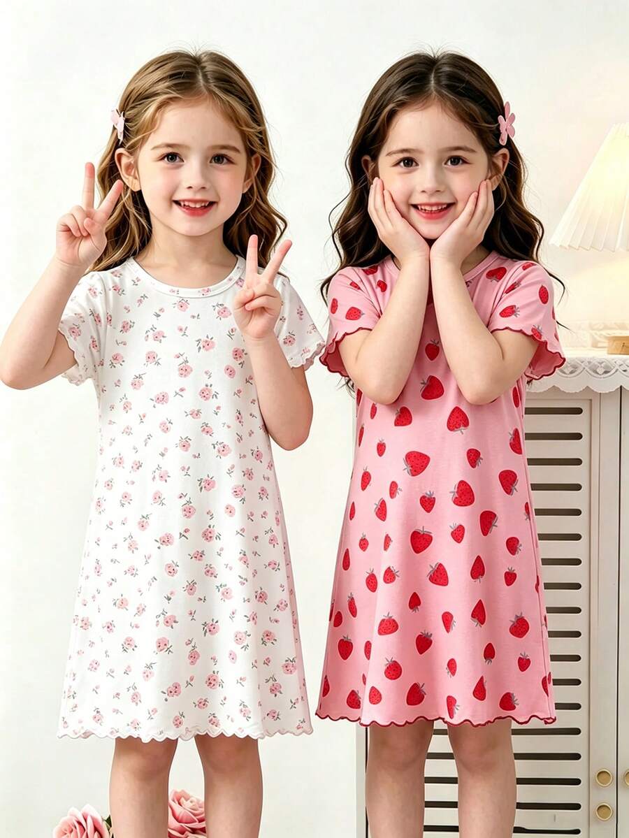 SHEIN 2件組少女睡衣套裝，2件式組合清新水果印花風格，一件滿版草莓與花朵圖案，一件滿版櫻桃與綠葉圖案，粉色與白色，輕盈光滑聚酯纖維面料，柔軟親膚，短袖圓領洋裝款式，舒適不緊身，以2件式組合銷售，女童日常休閒穿著類別，可機洗 - 彩色 - 查看 1
