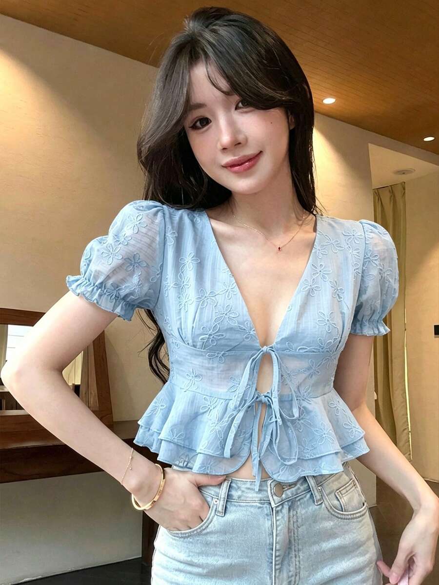 Joudiya 夏季水藍色深色圖案刺繡休閒可愛街頭婚禮度假夾克風收腰繫帶短袖女款襯衫 - 藍色 - 查看 1