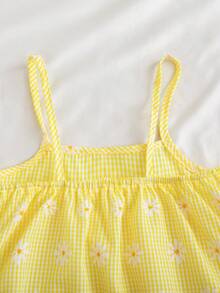 SHEIN Genkimix Kids 女童休閒可愛甜美藍色格紋雛菊印花吊帶上衣與短褲套裝，夏季清爽舒適外出穿搭，夏季休閒 - 黃色 - 查看 3