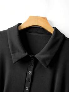 GlowEve CURVE 大尺碼女款休閒修身酒紅色鈕扣前襟 Polo 領 A 字短袖洋裝 - 黑色 - 查看 3