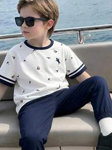 SHEIN 2件組兒童青少年男孩休閒百搭印花圖案混搭粗細羅紋圓領短袖T恤與慢跑褲針織套裝，男孩服飾，運動長褲，男孩夏季衣物，套裝，校園上衣，返校服飾男孩，黑色圖案T恤，秋季長褲 - 彩色 - 查看 3