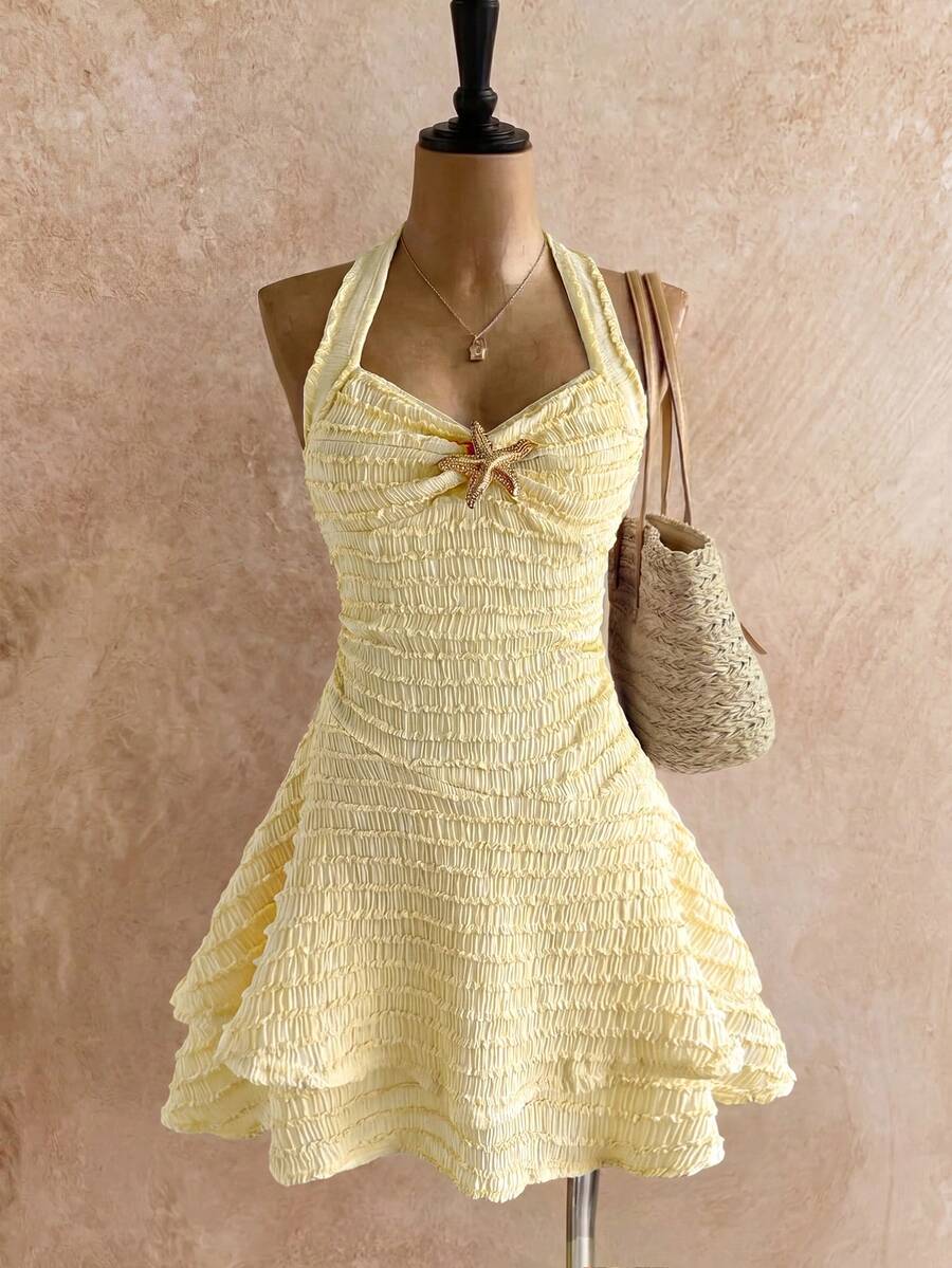 SHEIN 青少年女孩洋裝 春夏新款 適合海灘度假 優雅紋理面料 繫帶掛脖前綁設計 抓皺金屬裝飾 分層荷葉邊裙襬 俏皮迷你洋裝 - 黃色 - 查看 1
