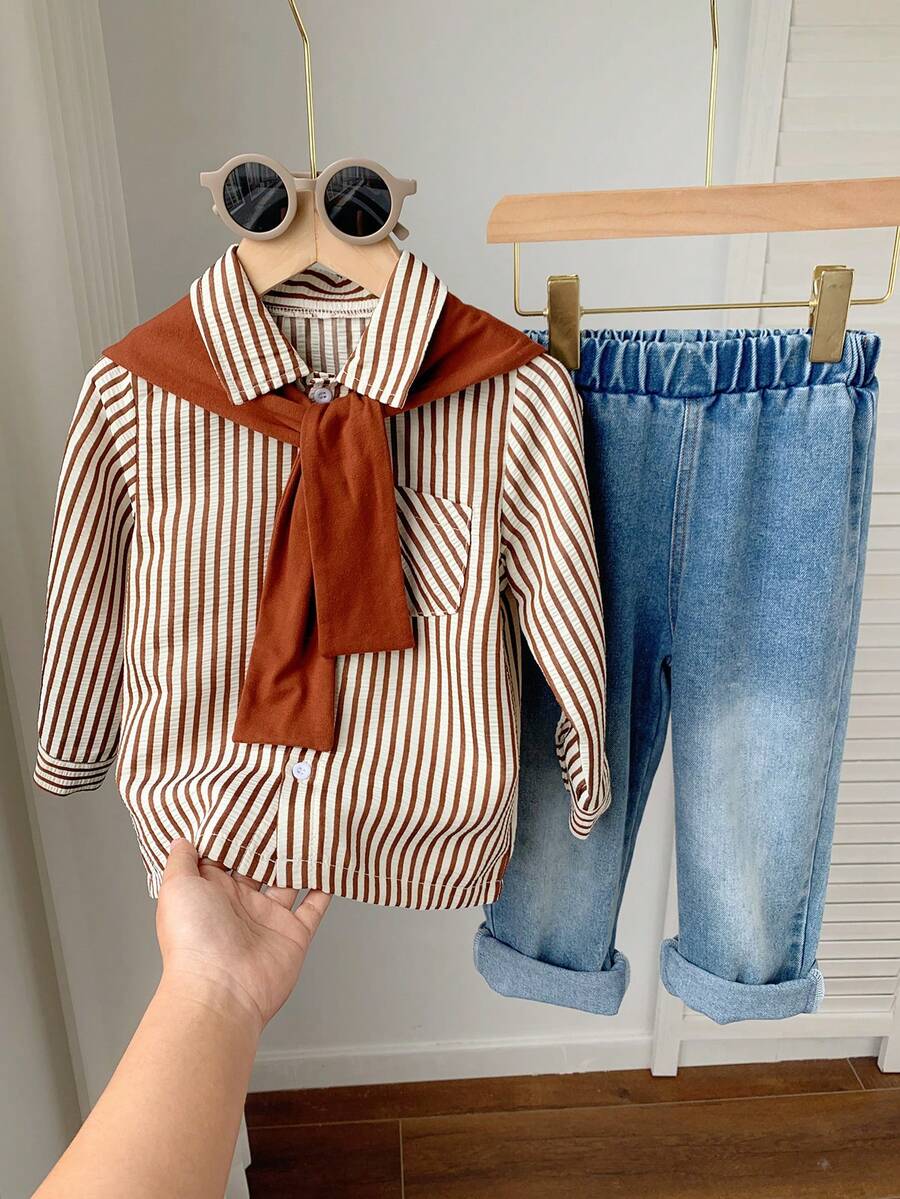 SHEIN 3 قطع قميص مخطط بني كاجوال بريبي للأولاد الصغار في الخريف والشتاء، شال بني، بنطلون جينز أزرق، مناسب لحفلات أعياد الميلاد، الحفلات الصاخبة، حفلات المساء، العروض، الزفاف، اكتمال القمر، التعميد، احتفال عيد الميلاد الأول، عيد الميلاد الأول الخاص بي، الروضة