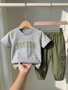 SHEIN Playful Pals 2件裝嬰幼兒男童字母印花上衣與素色長褲套裝 男童夏季套裝 嬰兒男童服裝套裝 - 綠色 - 查看 1