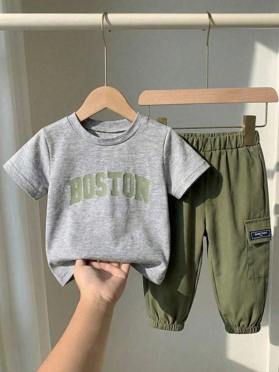 SHEIN Playful Pals 2件裝嬰幼兒男童字母印花上衣與素色長褲套裝 男童夏季套裝 嬰兒男童服裝套裝 - 綠色 - 查看 1