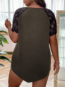SHEIN LUNE 大尺碼對比蕾絲插肩袖圖案女款上衣T恤 - 咖啡棕 - 查看 2