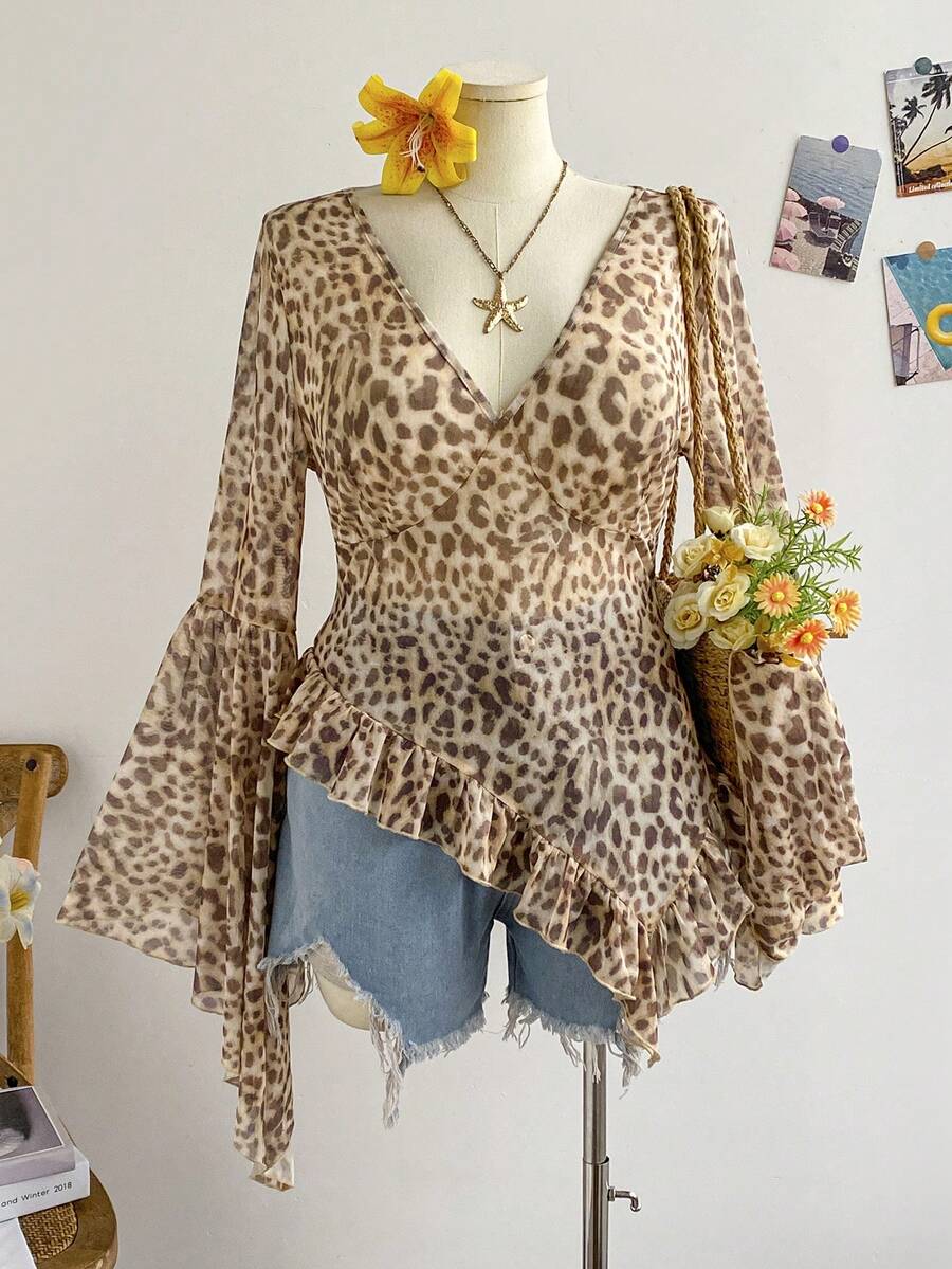 Soleia Blusa de mujer talla grande para vacaciones con estampado de leopardo, escote en V profundo, mangas acampanadas y bajo con volantes - Multicolor - Ver 1