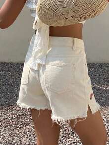 Attriella Shorts vaqueros casuales de mujer blancos de cintura alta con bordado de cerezas y bajo deshilachado para verano, vacaciones y festivales - Blanco - Ver 2
