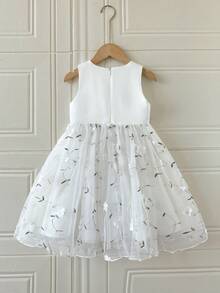 SHEIN 女童公主洋裝，花童生日派對婚禮節日禮服，緞面質感面料，無袖，豌豆綠，3D花朵網紗裙襬，中東歐美風後背繫帶蝴蝶結 - 白色 - 查看 3