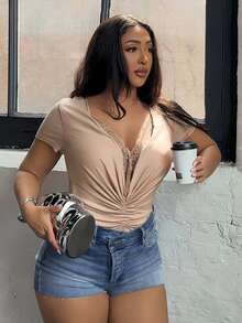 Dazy Plus Áo bodysuit nữ size lớn dệt kim phối ren patchwork, vai T-shirt, cổ V sâu, tôn dáng, phong cách tối giản gợi cảm, đa năng cho mùa xuân hè - Màu Hồng baby - Xem 8
