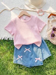 SHEIN Playful Pals 2件組少女粉色蝴蝶結刺繡波浪荷葉邊柔軟彈性圓領短袖T恤上衣 + 彈性腰水洗藍色牛仔裙褲短褲，休閒可愛甜美韓風套裝，適合夏季日常穿著、上學、購物、公園野餐、遊樂園、旅行與度假 - 粉色 - 查看 3