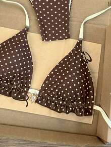 Swim Vcay Bikini nữ gợi cảm 2026 Xuân/Hè, cúp tam giác cổ yếm, màu cà phê chấm bi vàng, trang trí mặt trời vàng, gấu bèo nhún dây rút, charm chuông vuông ở cuối dây vai, hông buộc dây cắt cao, có thể điều chỉnh, phù hợp đi biển, hồ bơi và ven biển - Cà phê nâu - Xem 4
