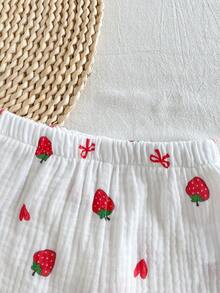 Vintaside Kids Bộ 2 món cho bé gái: Áo tank top dáng ngắn cổ tròn không tay, vải cotton trắng nhăn hai lớp mềm mại, gấu áo nhún bèo lớn + Quần dài ống rộng suông lưng thun, phong cách Mori Hàn Quốc dễ thương ngọt ngào trẻ trung, họa tiết in trái dâu và nơ, phù hợp mặc hàng ngày mùa hè, đi chơi, mua sắm, đi học, du lịch, nghỉ dưỡng, dã ngoại, công viên, khu vui chơi, tiệc tùng - Đỏ và trắng - Xem 7