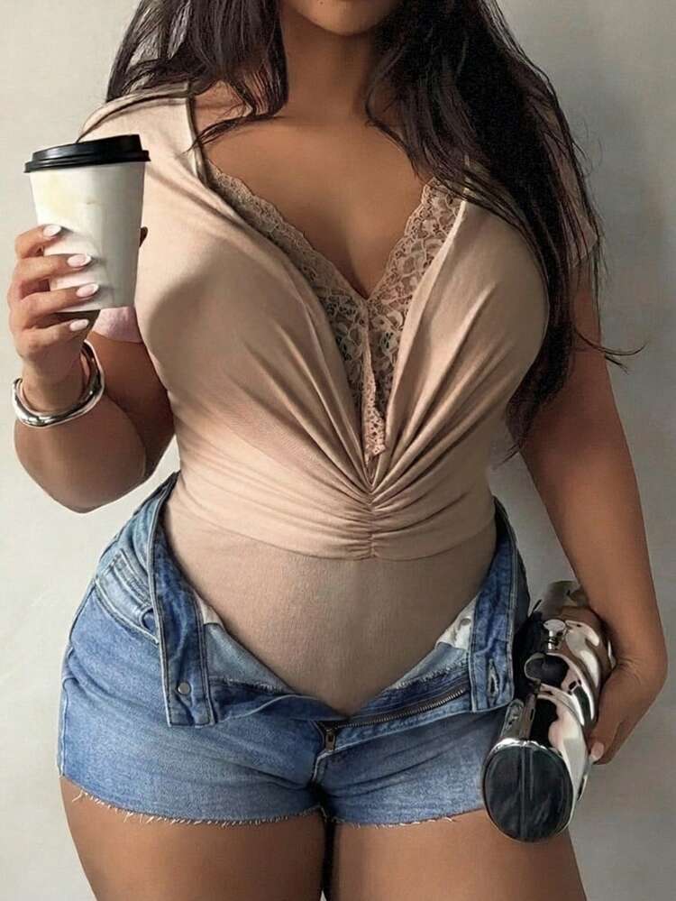 Dazy Plus Lace Patchwork Shoulder T-Shirt Versatile Slimming Deep V-Neck Sexy Minimalist Sexy Design Knit Plus Size Women Spring Summer Bodysuit
