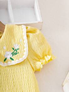 SHEIN Playful Pals 女嬰鵝黃色紋理上衣配彼得潘領、花卉刺繡、白色貝殼蕾絲飾邊，搭配藍色短褲，柔軟可愛的夏季度假休閒套裝 - 黃色 - 查看 9
