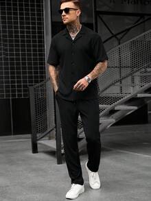 Manfinity CasualCool 男士舒適素色泡泡皺褶面料短袖領襯衫搭配抽繩鬆緊腰長褲，適合休閒度假、朋友約會、雞尾酒會、沙龍、聚餐晚餐、日常辦公、簡約商務，特別適合春夏季節，適合個人穿著或作為送給朋友的禮物 - 黑色 - 查看 5