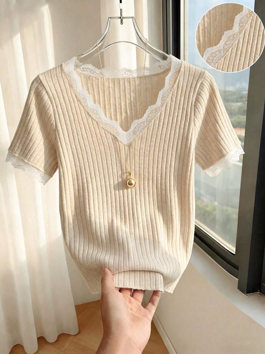 SHEIN Franclia 2026新款女款米色羅紋針織上衣-V領配精緻蕾絲飾邊,短袖,修身剪裁,將柔美浪漫魅力與甜美女性風格完美融合,適合早午餐約會、日常出遊及春夏疊穿 - 杏色 - 查看 1