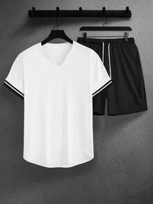 Manfinity Homme Bộ áo thun cổ chữ V xẻ nam tính và quần short thường ngày cho nam - Đen và trắng - Xem 5