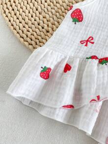 Vintaside Kids Bộ 2 món cho bé gái: Áo tank top dáng ngắn cổ tròn không tay, vải cotton trắng nhăn hai lớp mềm mại, gấu áo nhún bèo lớn + Quần dài ống rộng suông lưng thun, phong cách Mori Hàn Quốc dễ thương ngọt ngào trẻ trung, họa tiết in trái dâu và nơ, phù hợp mặc hàng ngày mùa hè, đi chơi, mua sắm, đi học, du lịch, nghỉ dưỡng, dã ngoại, công viên, khu vui chơi, tiệc tùng - Đỏ và trắng - Xem 5