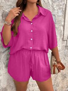 SHEIN Tall CURVE Conjunto de 2 piezas de verano con camisa de manga corta holgada y casual de unicolor con solapa y bolsillo, y pantalones cortos con cordón, talla grande - Rojo violeta - Ver 5