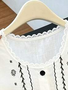 GlowEve CURVE Damen-Top in großen Größen für den Sommer, lässig, süß und schick, im Urlaubsstil für Alltag, Urlaub und Pendeln, mit Pflanzenprint, Spitzenbesatz, ärmellos, Schwarz und Weiß - Verschiedenfarbig - Übersicht 4
