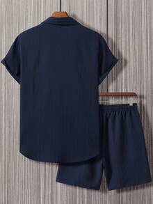 Manfinity Homme Áo sơ mi nam cài nút phía trước và quần short cạp rút trơn không có áo phông, đi chơi, trang phục thoải mái - Màu xanh hải quân - Xem 2