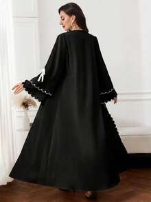 Al Najma Abaya elegante para mujer con bloques de color, borde de concha, decoración de lazo y apertura frontal - Blanco y Negro - Ver 2