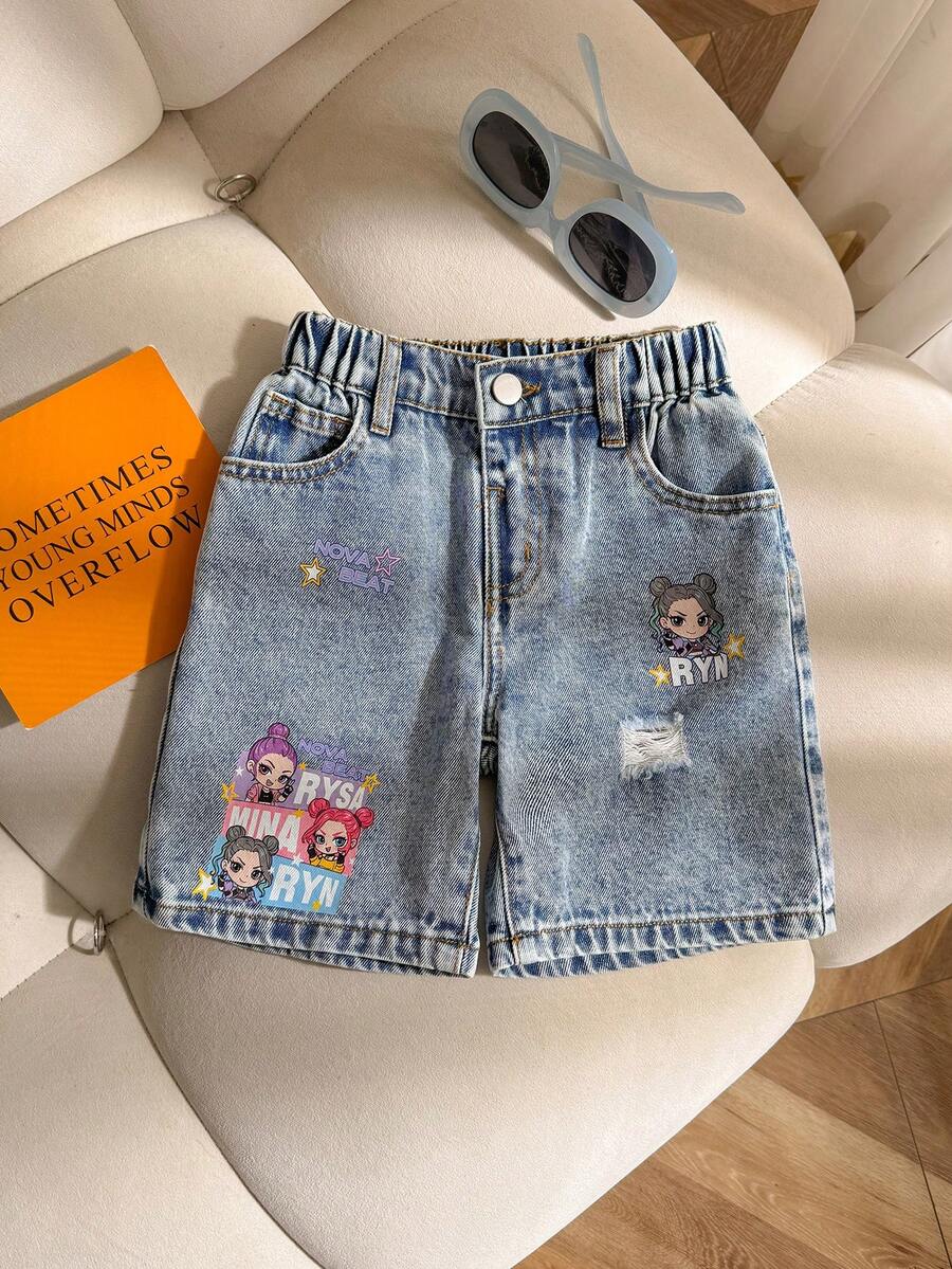 SHEIN Genkimix Kids 少女牛仔短褲,復古寬鬆風格,雪花洗水工藝,可愛卡通印花(粉色與藍色拼接 + 純真大眼睛),甜美可愛風;彈性腰圍適合成長中的女孩,寬鬆直筒版型遮肚且不限制活動,不像緊身款般束縛,柔軟舒適棉質面料,搭配T恤或吊帶背心打造甜美酷女孩造型,日常可愛休閒百搭OOTD - 淺藍色 - 查看 1
