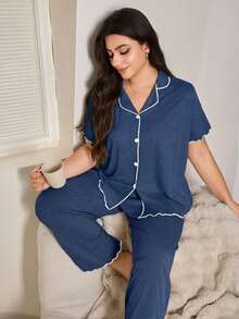 SHEIN Conjunto de pijama informal de talla grande para mujer con pantalón de cuello vuelto, manga corta, abierto por delante, de tela de gasa de punto floral, suave y ligero, con volantes en color azul marino - Azul Marino - Ver 4