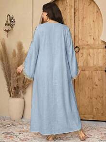 Al Najma 大尺碼女款優雅葉子刺繡花卉裝飾寬鬆喇叭袖阿拉伯風洋裝 - 藍色 - 查看 2