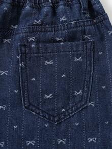 SHEIN Jeans de mezclilla casuales de moda dulce para niñas con moño, corazón y rayas de jacquard, cómodos de pierna ancha, cintura elástica plana, diseño de bolsillos, adecuados para el uso diario de niñas - Azul lavado oscuro - Ver 11