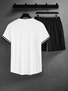 Manfinity Homme Bộ áo thun cổ chữ V xẻ nam tính và quần short thường ngày cho nam - Đen và trắng - Xem 2