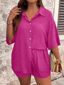 SHEIN Tall CURVE Conjunto de 2 piezas de verano con camisa de manga corta holgada y casual de unicolor con solapa y bolsillo, y pantalones cortos con cordón, talla grande - Rojo violeta - Ver 1