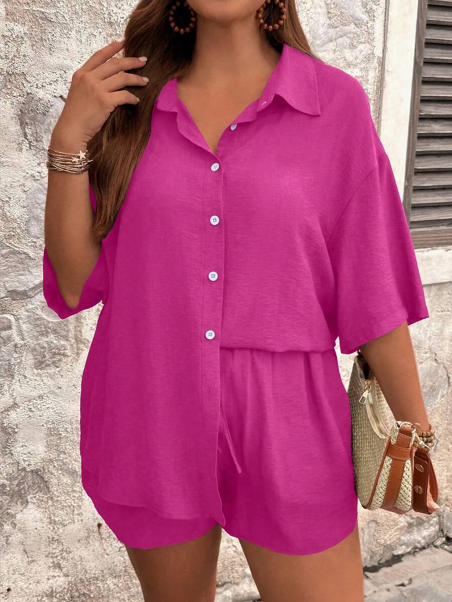SHEIN Tall CURVE Conjunto de 2 piezas de verano con camisa de manga corta holgada y casual de unicolor con solapa y bolsillo, y pantalones cortos con cordón, talla grande - Rojo violeta - Ver 1