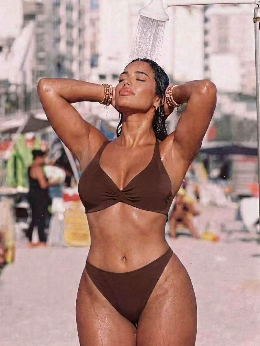SHEIN Swim Curve 大尺碼女款扭轉前胸深V領比基尼上衣,可調節金屬扣肩帶,抓褶極簡優雅夏季海灘度假棕色 - 棕色 - 查看 1