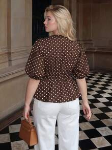 Dripcurv Atasan Wanita Ukuran Besar Lengan Pendek Cokelat, Motif Polkadot Bergelombang, Blus Kerja untuk Perjalanan Sehari-hari - Coklat - View 2