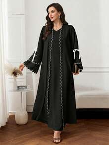 Al Najma Abaya elegante para mujer con bloques de color, borde de concha, decoración de lazo y apertura frontal - Blanco y Negro - Ver 3