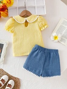 SHEIN Playful Pals 女嬰鵝黃色紋理上衣配彼得潘領、花卉刺繡、白色貝殼蕾絲飾邊，搭配藍色短褲，柔軟可愛的夏季度假休閒套裝 - 黃色 - 查看 5