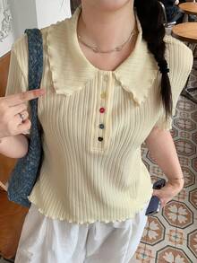 Dazy Plus Camiseta de punto de manga corta ajustada casual con cuello Peter Pan, abertura frontal parcial, botones coloridos, talla grande para mujer, primavera/verano, color albaricoque - Beis - Ver 3