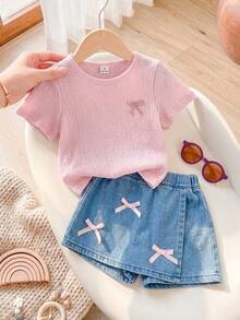 SHEIN Playful Pals 2件組少女粉色蝴蝶結刺繡波浪荷葉邊柔軟彈性圓領短袖T恤上衣 + 彈性腰水洗藍色牛仔裙褲短褲，休閒可愛甜美韓風套裝，適合夏季日常穿著、上學、購物、公園野餐、遊樂園、旅行與度假 - 粉色 - 查看 4