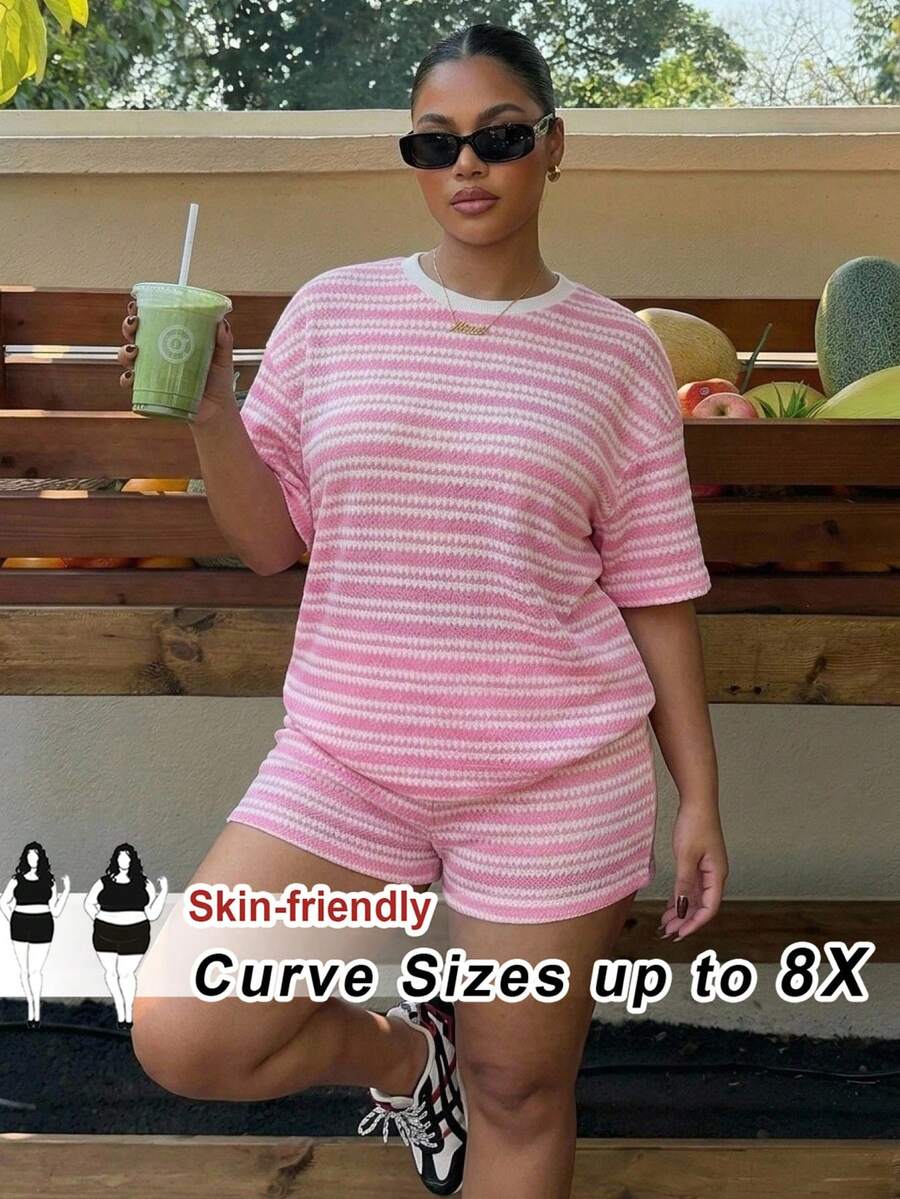SHEIN CURVE+ Bộ hai món dành cho nữ cỡ lớn, gồm áo thun ngắn tay cổ tròn kẻ sọc màu hồng nhạt và quần short. - Hồng - Xem 1